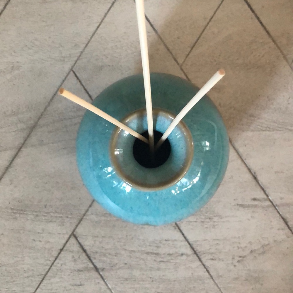 Porcelain Reed Diffuser With Ocean Blue Hues - Picture 2 of 3